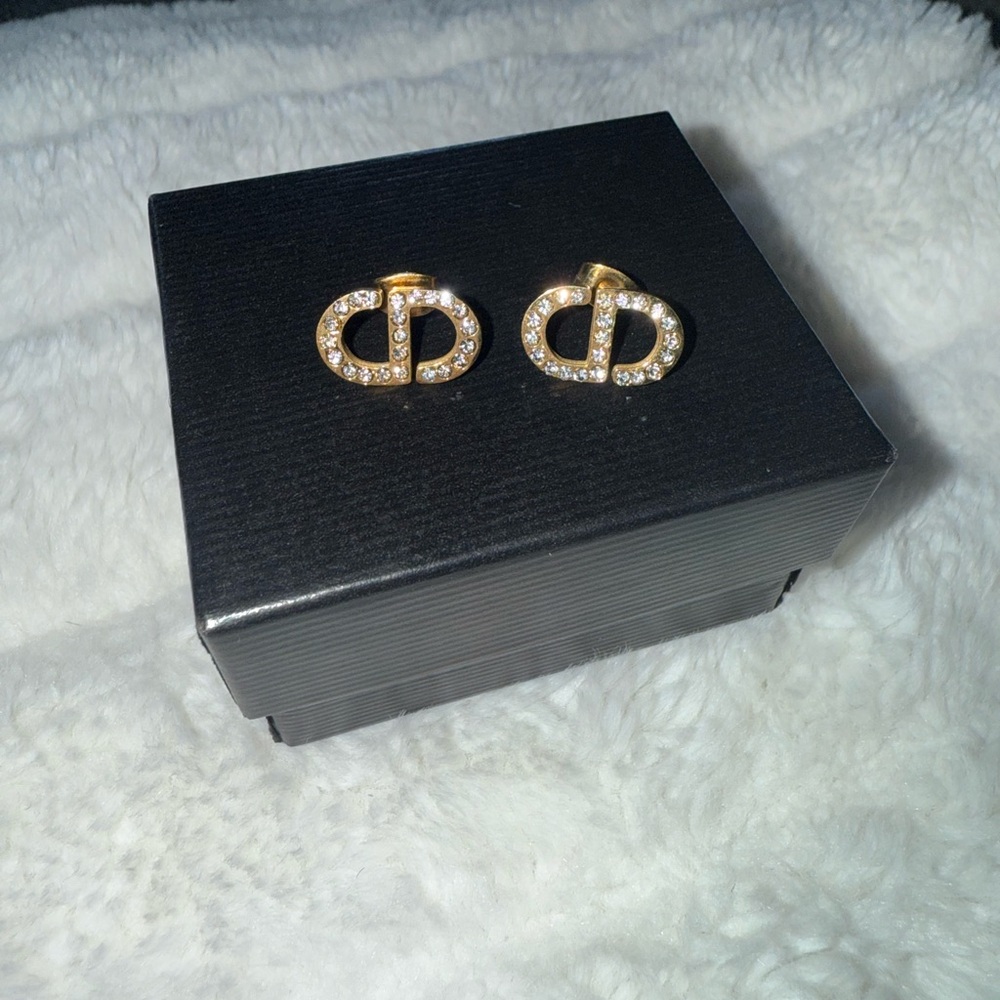 Elegant Gold Women's Earrings
